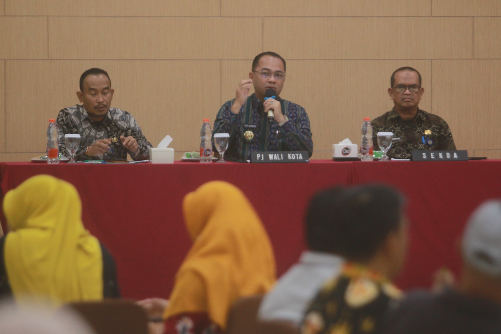 SUSUN AGENDA: Pj Wali Kota Eddy Supriyanto memimpin rapat teknis persiapan HJM Kota Madiun ke-106 kemarin (30/5). (BAGAS BIMANTARA/RADAR MADIUN)