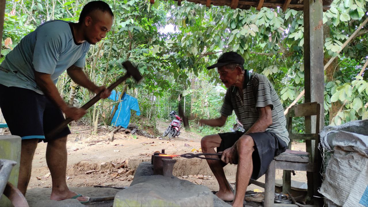 PANEN: Suparnen, pandai besi di Desa Sanggrahan, Kebonagung, Pacitan, merndapat berkah Idul Adha. (NUR CAHYONO/RADAR PACITAN)