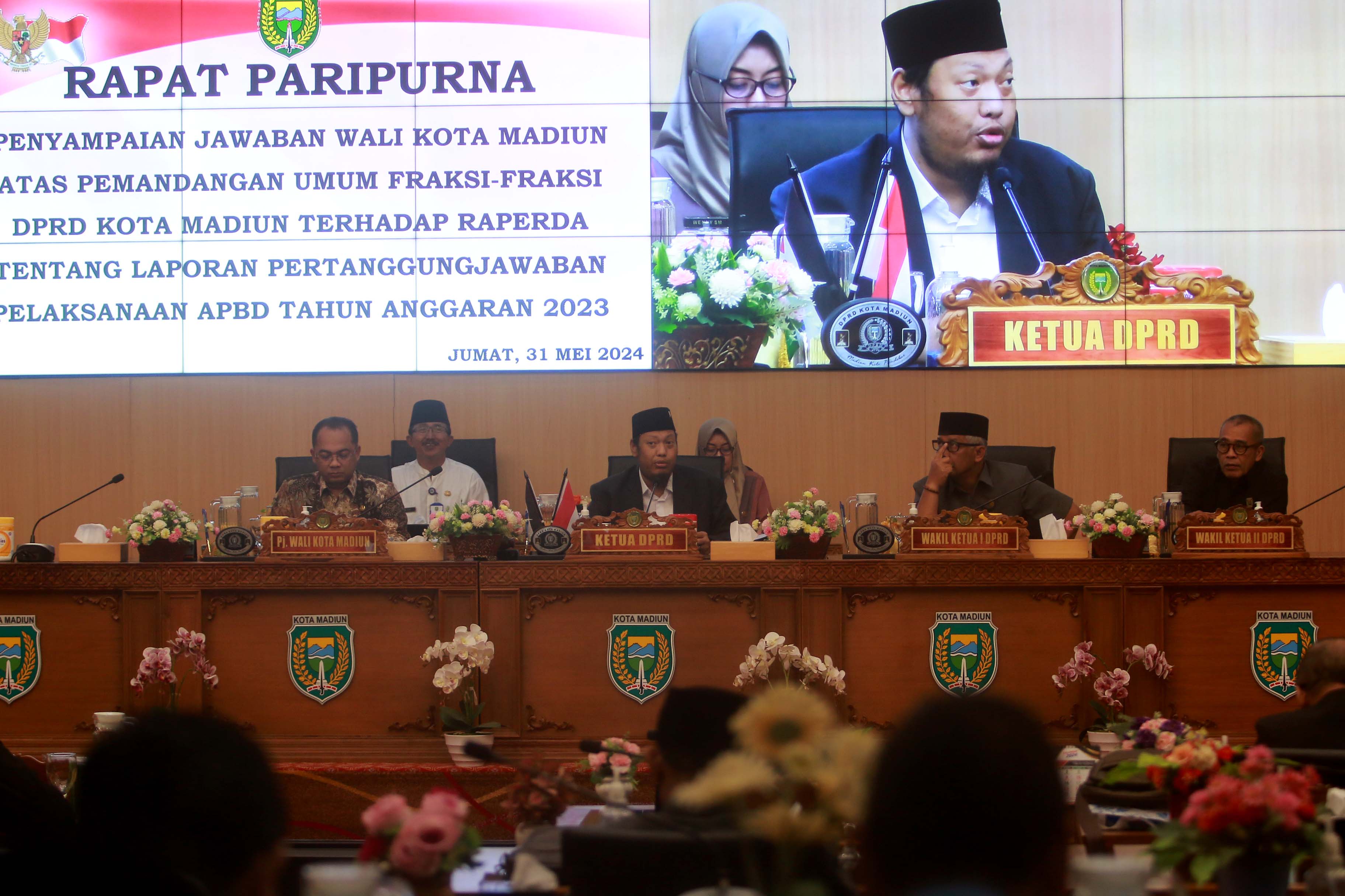 BERI JAWAWAB: Pj Wali Kota Madiun Eddy Supriyanto saat menyampaikan jawaban atas pandangan umum fraksi-fraksi DPRD Kota Madiun dalam rapat paripurna kemarin (31/5). (FOTO-FOTO: BAGAS BIMANTARA/JAWA PO