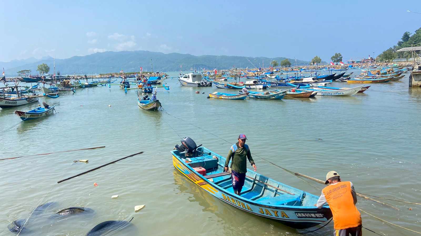 BIKIN SUSAH: Para nelayan di PPP Tamperan Pacitan kesulitan keluar-masuk jalur ke kolam labuh lantaran ada bangkai kapal karam yang sejak akhir tahun belum juga dievakuasi. (NUR CAHYONO/RADAR PACITAN)