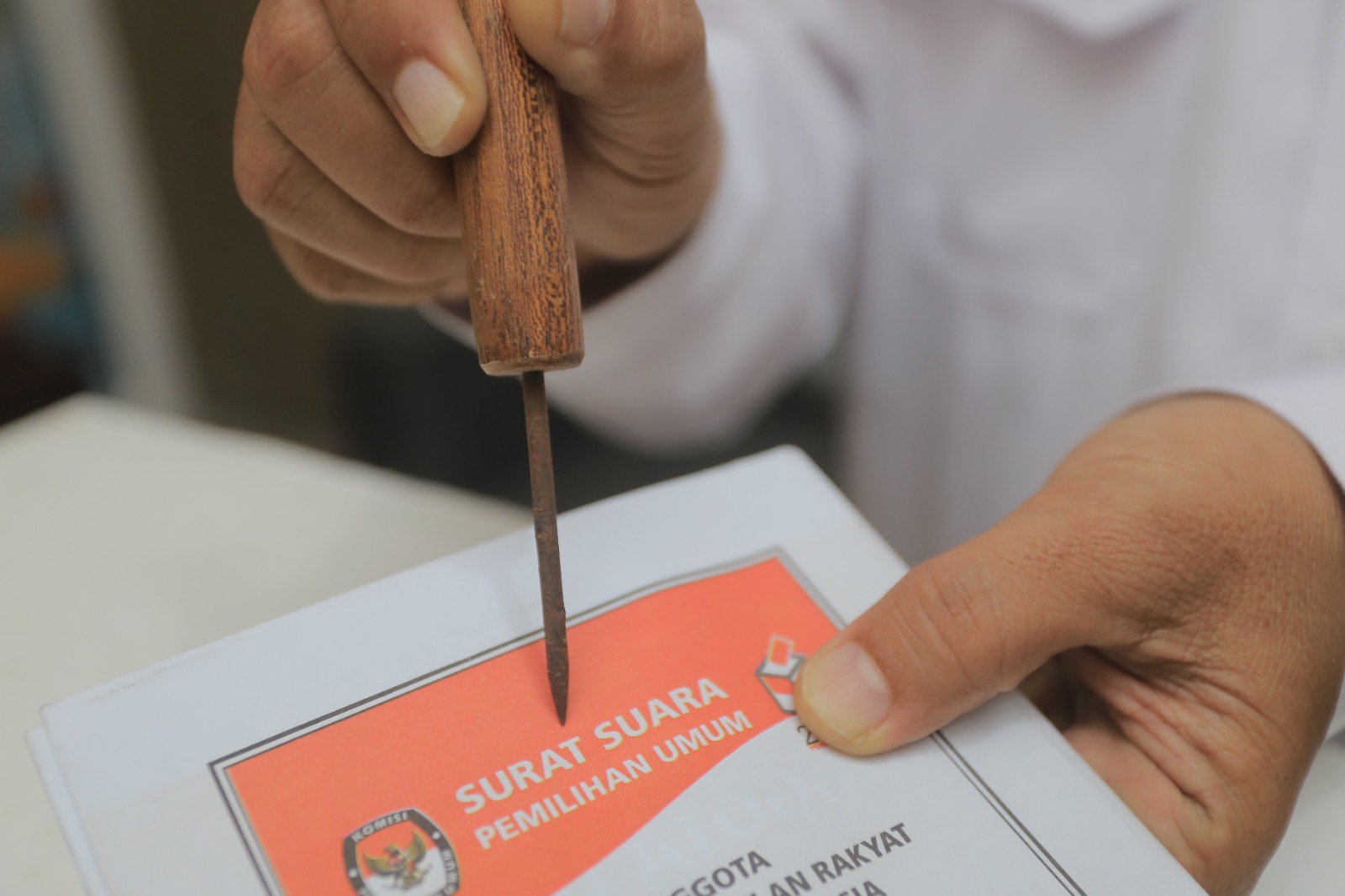 AYO NYOBLOS: Tahapan coblosan untuk Pilwakot Madiun mulai disiapkan oleh KPU setempat sejak saat ini. (ILUSTRASI FOTO: BAGAS BIMANTARA/JAWA POS RADAR MADIUN)