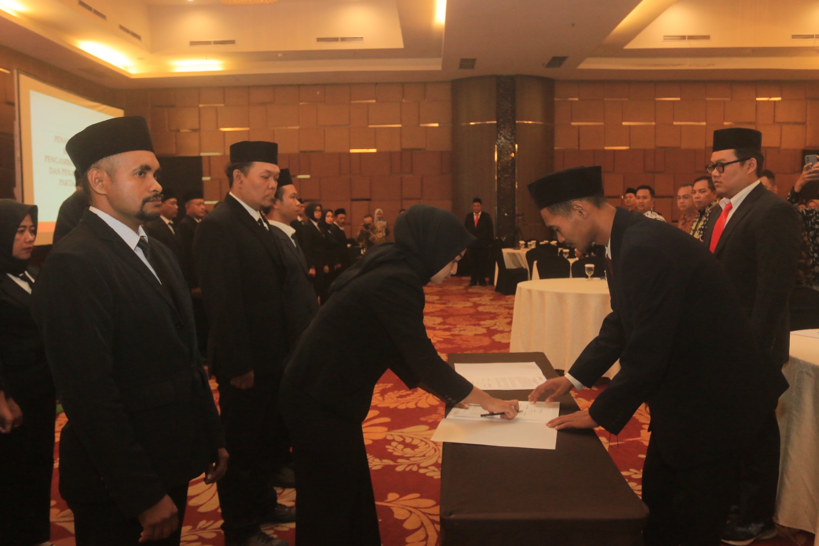 DOMINASI WAJAH BARU: Bawaslu Kota Madiun melantik 27 anggota PKD untuk pilwalkot 2024 di Aston Hotel kemarin (2/6). (BAGAS BIMANTARA/JAWA POS RADAR MADIUN)