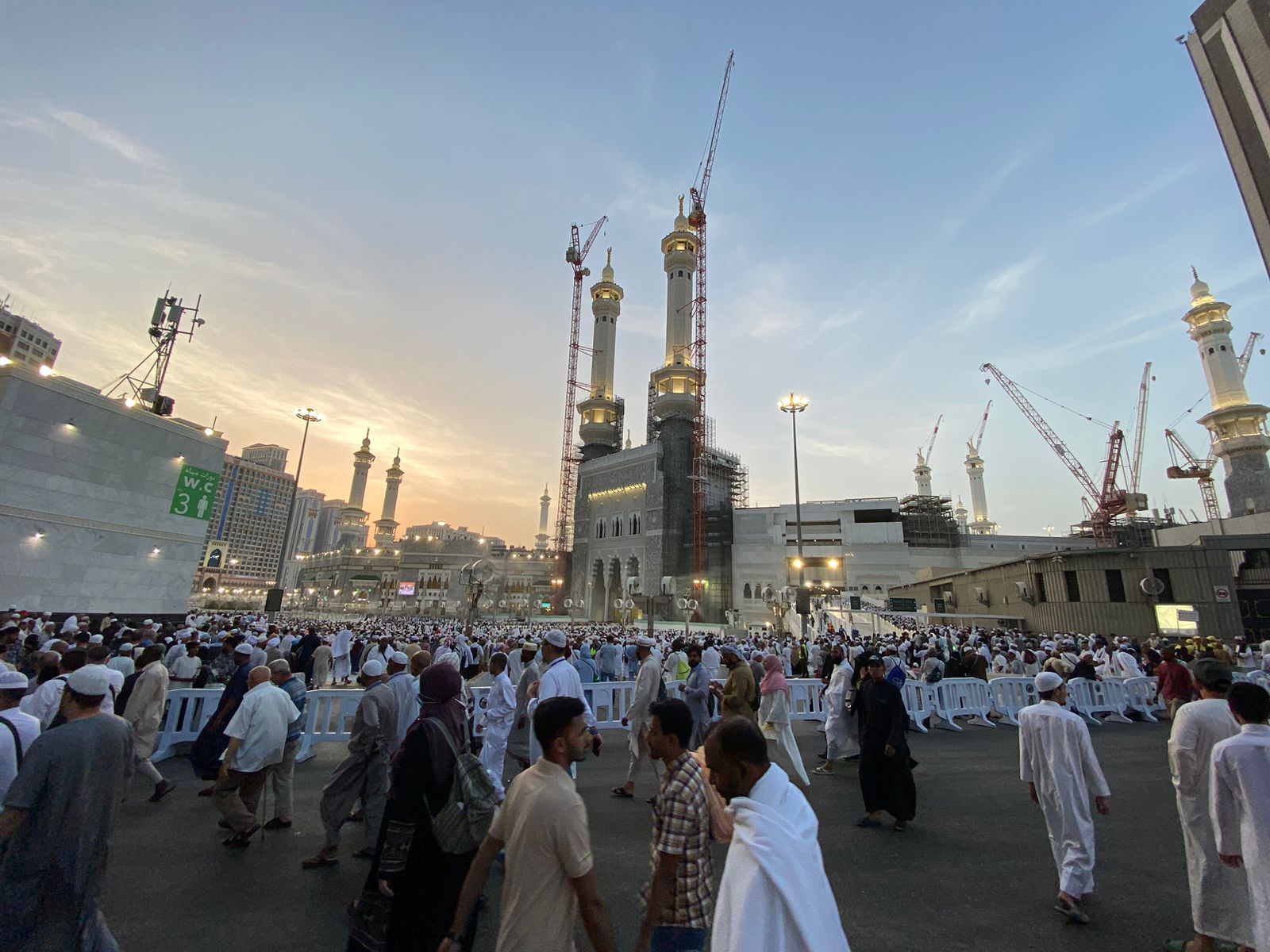TAMU ALLAH: Suasana sore di Tanah Suci. Sebagian besar jemaah haji dari Kota Madiun menghabiskan waktu untuk ibadah di Masjidilharam. (ISTIMEWA)