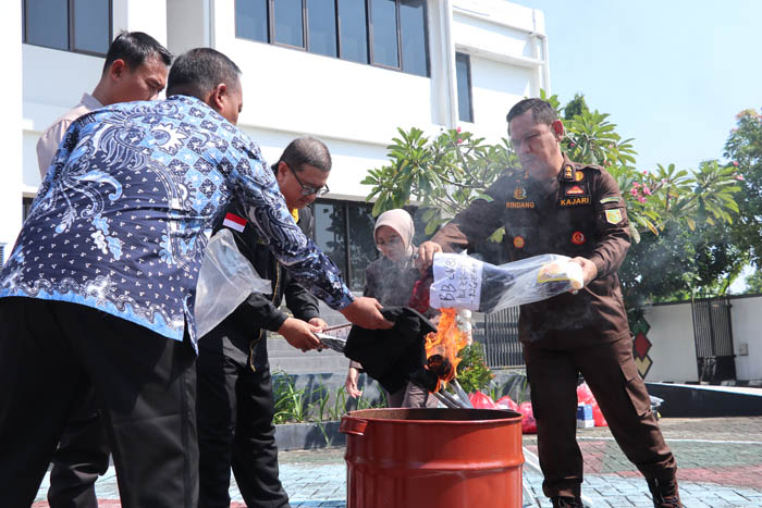 PEMUSNAHAN: Kejaksaan Ponorogo memusnahkan barang bukti (BB) sitaan tindak pidana periode Oktober 2023-Mei 2024.