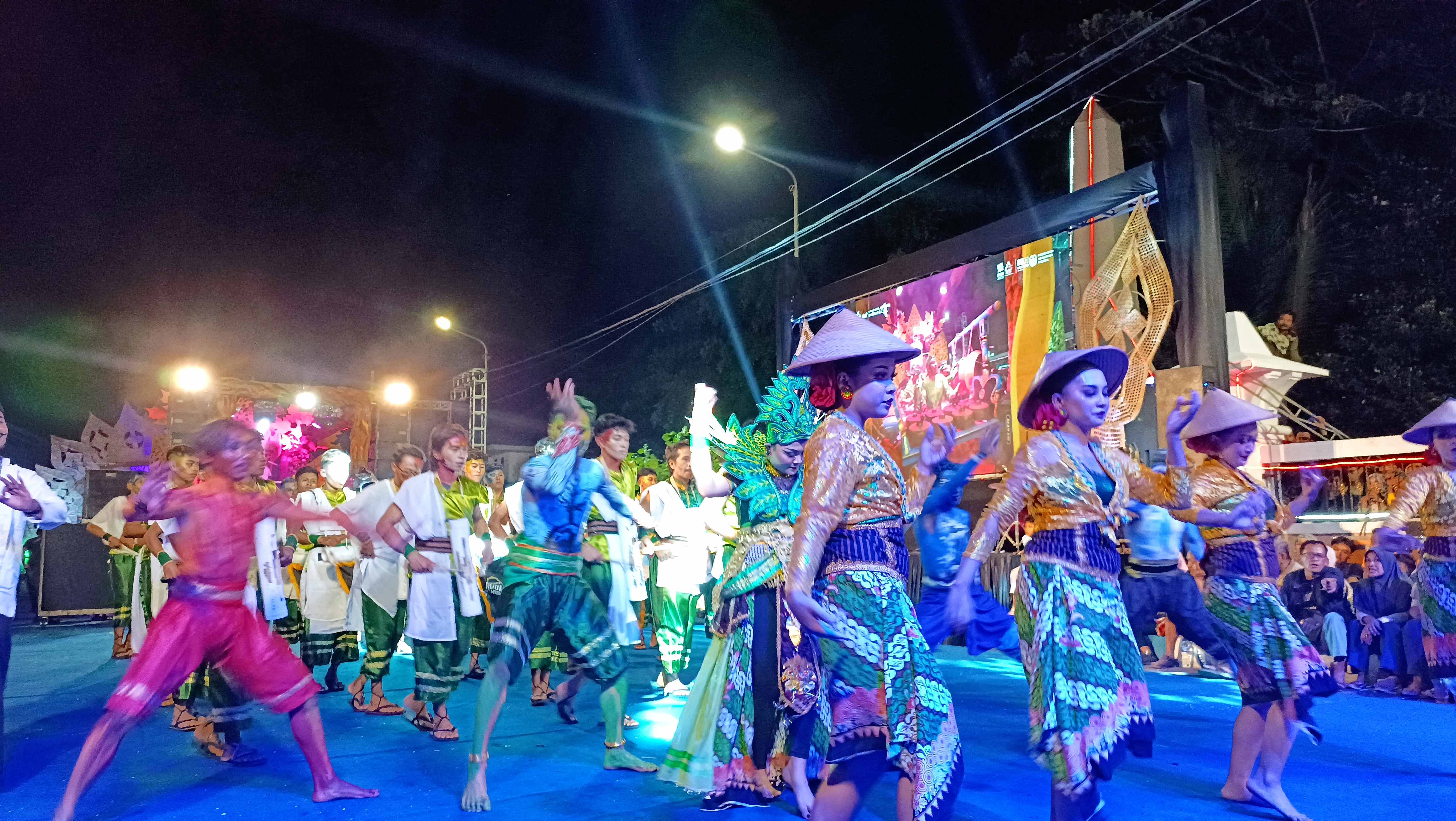 DIKRITIK: Pakar seni budaya menilai Festival Rontek Pacitan 2023 lalu identik dengan karnaval yang cenderung mengaburkan keorisinilan dan keunggulan kesenian tersebut. (NUR CAHYONO/RADAR PACITAN)