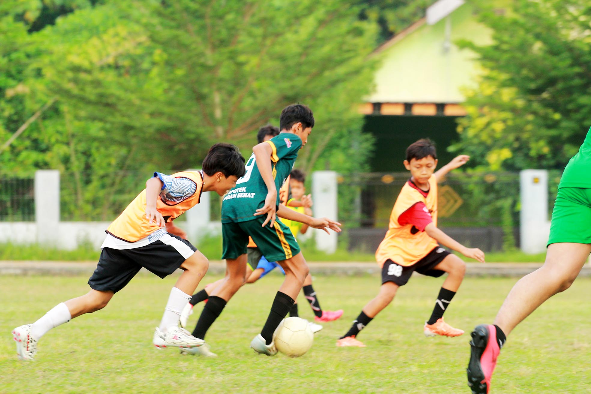 KOMPETISI: Klub mulai berlatih untuk menghadapi kompetisi Piala Soeratin yang berlangsung bulan depan. (R. BAGUS RAHADI/RADAR MADIUN)