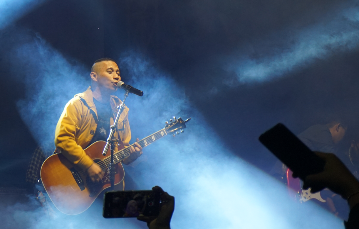 MERIAH: Malam puncak dies natalis ke-49 Unipma dimeriahkan guest star Indra The Rain. (RADAR MADIUN)