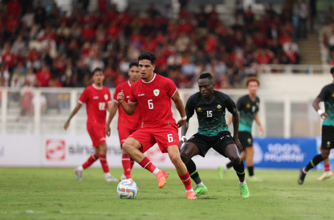 BERAKSI: Ragnar Oratmangoen saat beraksi bersama Timnas Indonesia kala menghadapi Tanzania, beberapa waktu lalu. (PSSI)