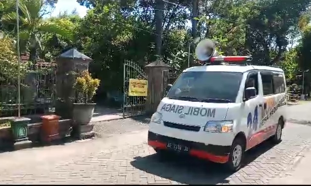 KELILING DESA: Pemdes Kedunggalar melayani pembayaran PBB keliling dengan mobil siaga untuk optimalkan realisasi.&nbsp;(SATRIO JATI/RADAR NGAWI)