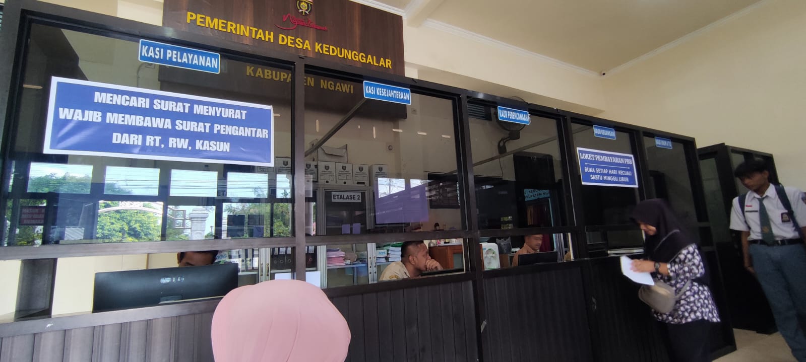 PELAYANAN: Optimalisasi penerimaan PBB selain dilakukan RT juga bisa dilakukan sendiri oleh warga ke kantor desa.&nbsp;(SATRIO JATI/RADAR NGAWI)