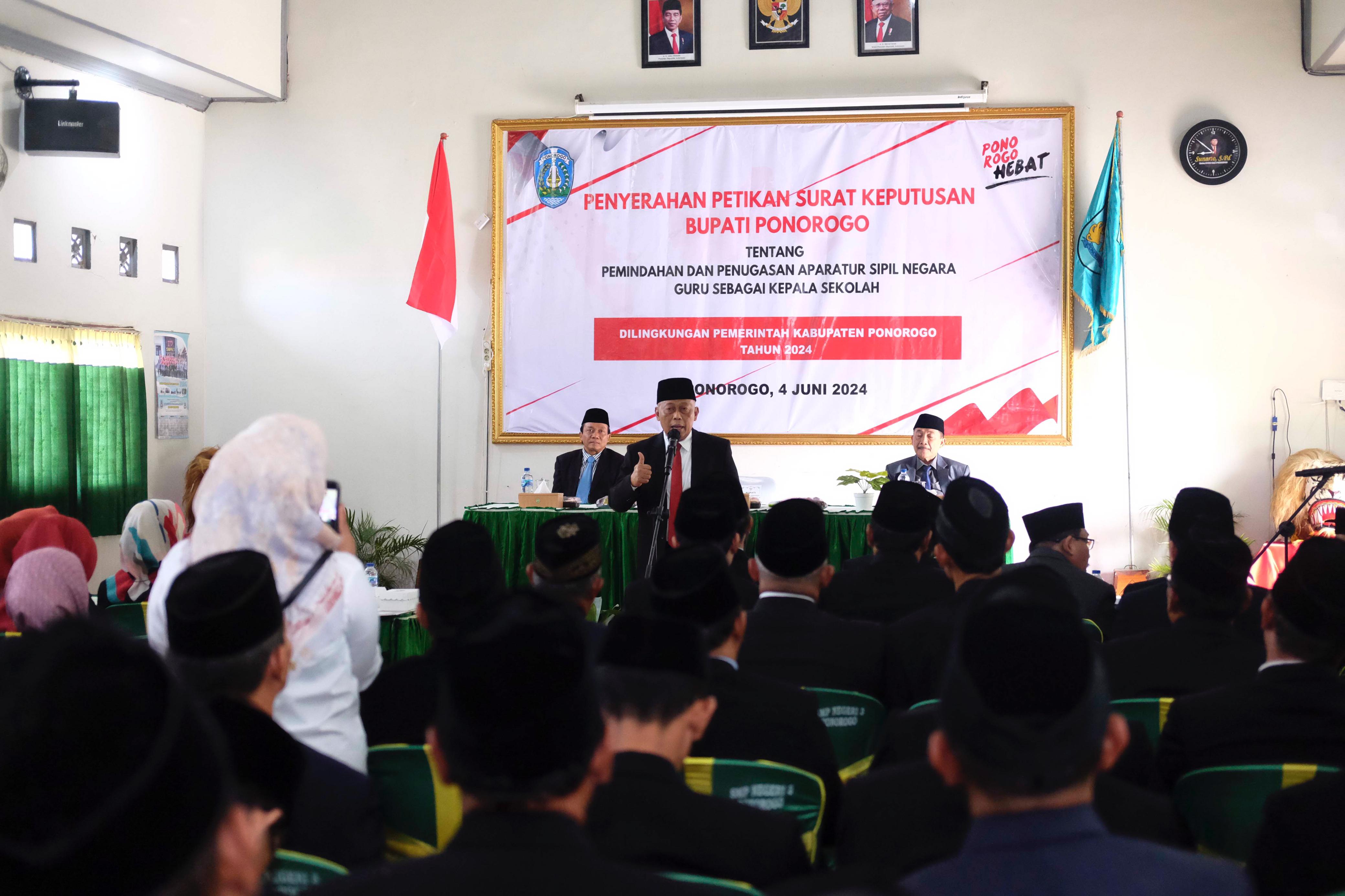 SUMPAH JANJI: Bupati Sugiri Sancoko memutasi 50 tenaga pendidik serta 19 guru mendapat promosi jabatan kepala sekolah jenjang SD dan SMP, Selasa (4/6).