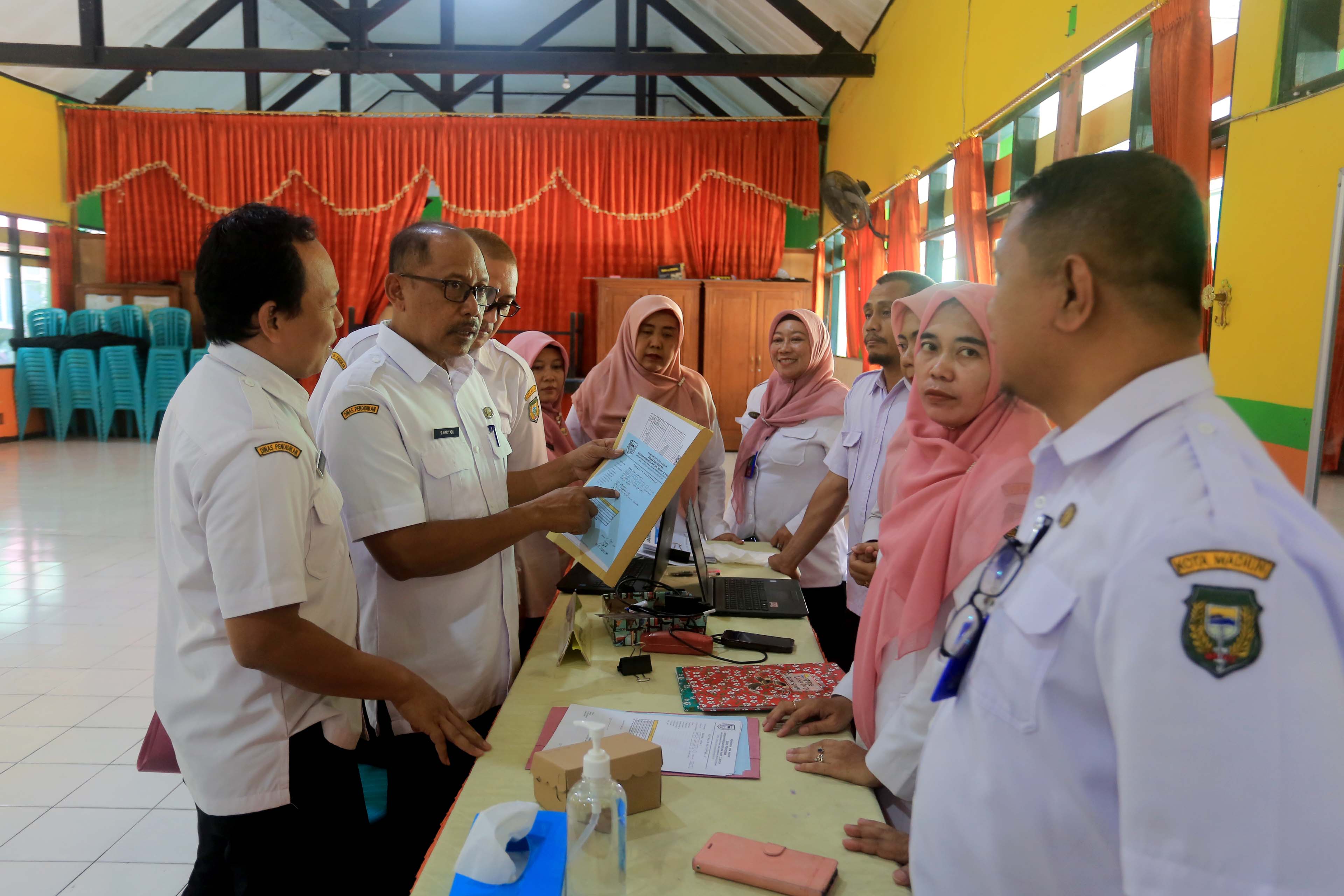 CARI MURID: Dinas Pendidikan Kota Madiun menggelar monev pendaftaran jalur kuota khusus PPDB 2024/2025 di SMPN 12, Rabu (5/6).&nbsp;(BAGAS BIMANTARA/RADAR MADIUN)