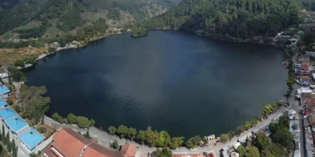 ENDAH: Telaga Sarangan, Magetan, difoto saka awang-awang nganggo drone. (DOKUMEN/RADAR MADIUN)