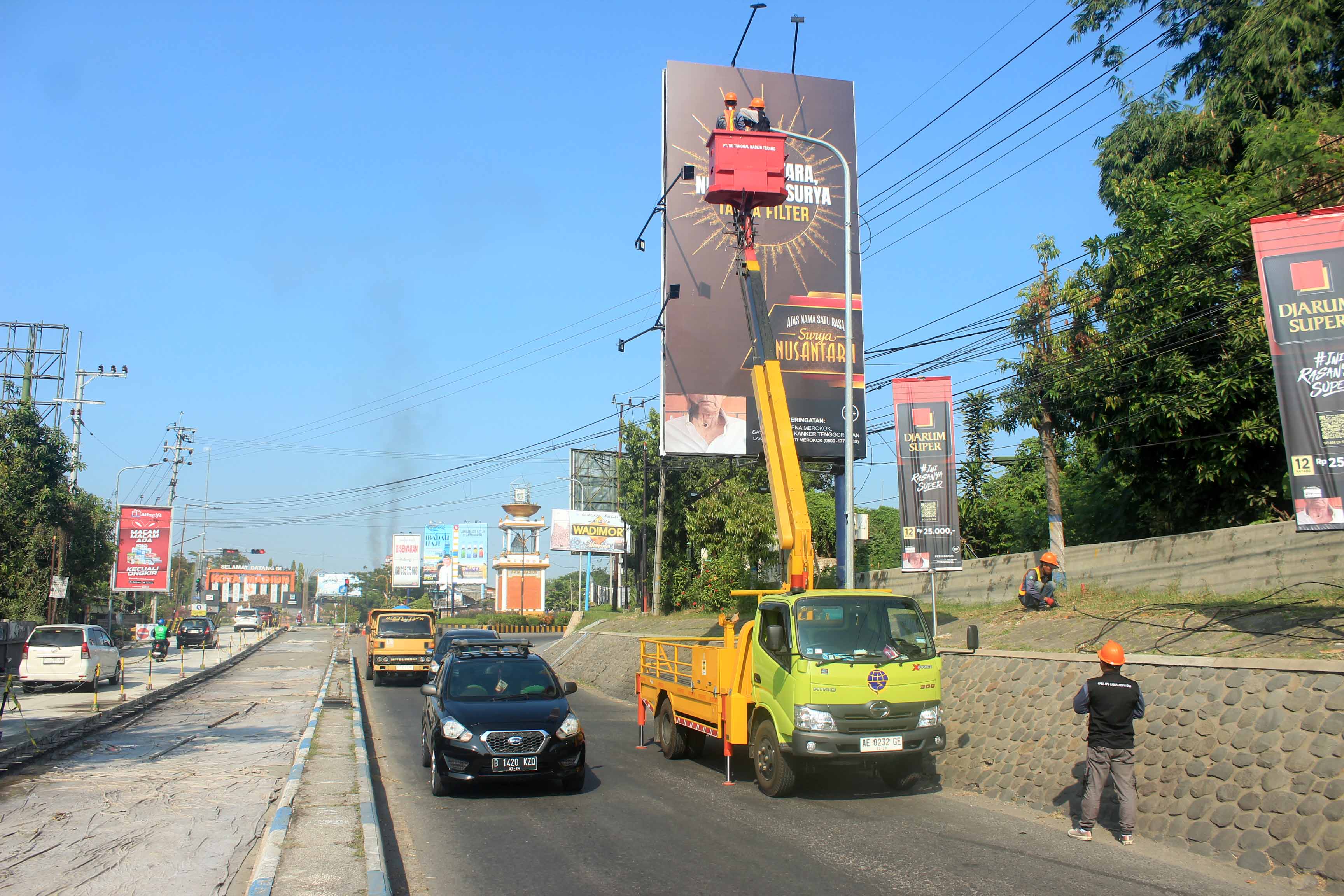 TERDAMPAK: Sebanyak enam APJ dibongkar akibat terkena proyek pelebaran jalan nasional di perbatasan Kota Madiun-Kabupaten Madiun. (R BAGUS RAHADI/RADAR CARUBAN)