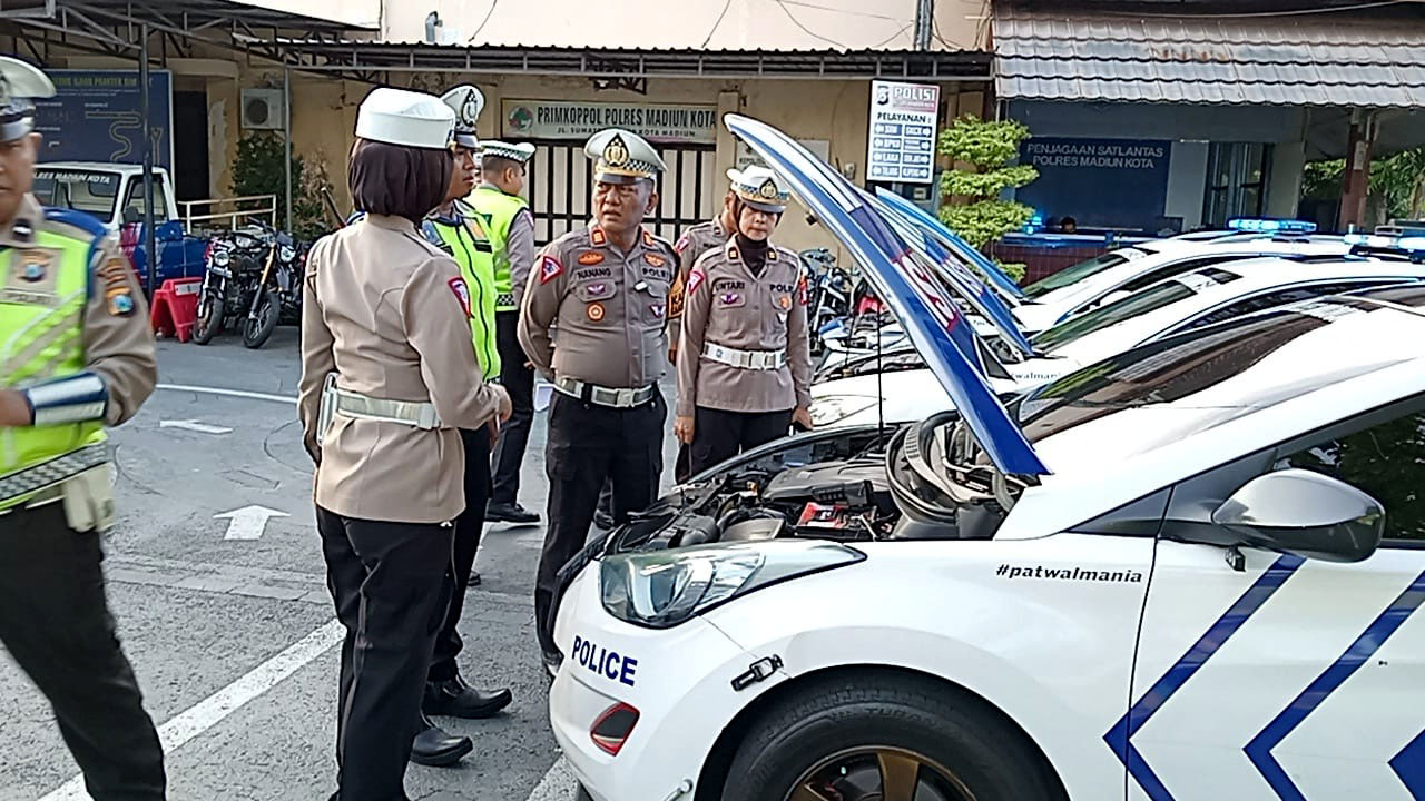 CEK KELENGKAPAN: Kasatlantas Polres Madiun Kota AKP Nanang Cahyono memeriksa kendaraan operasional milik satuannya yang akan dipakai untuk pengamanan Suroan-Suran Agung. (SATLANTAS POLRES MADIUN KOTA