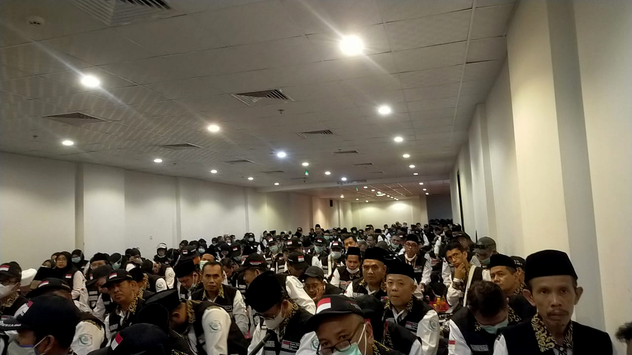 MENJELANG PUNCAK HAJI:&nbsp; Suasana rapat pelaksanaan ibadah di Arafah, Muzdalifah, dan Mina. (ISTIMEWA/JAWA POS RADAR MADIUN)