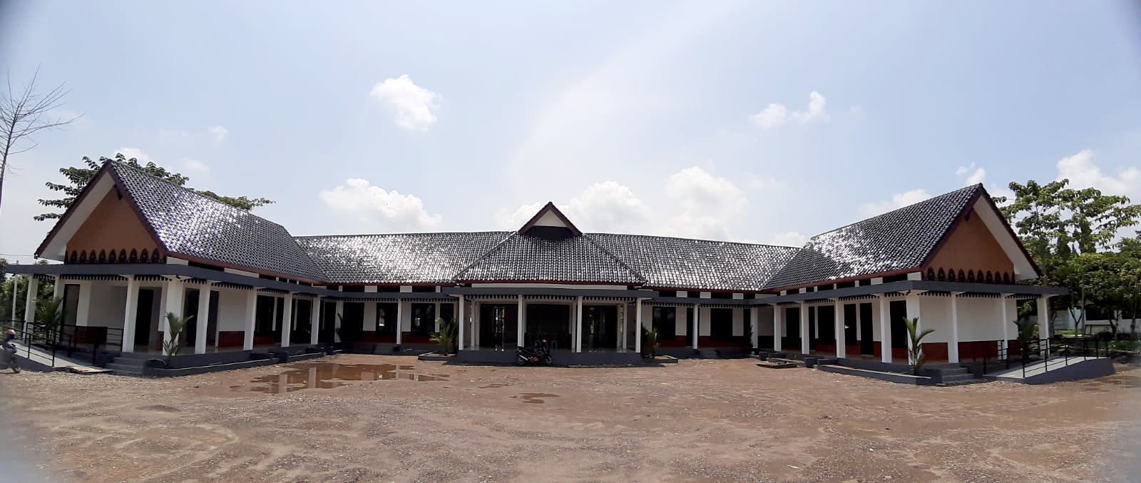 TAHAP II BELUM: Kondisi terbaru kantor Kecamatan Pitu, Kabupaten Ngawi, setelah pembangunan tahap I selesai.