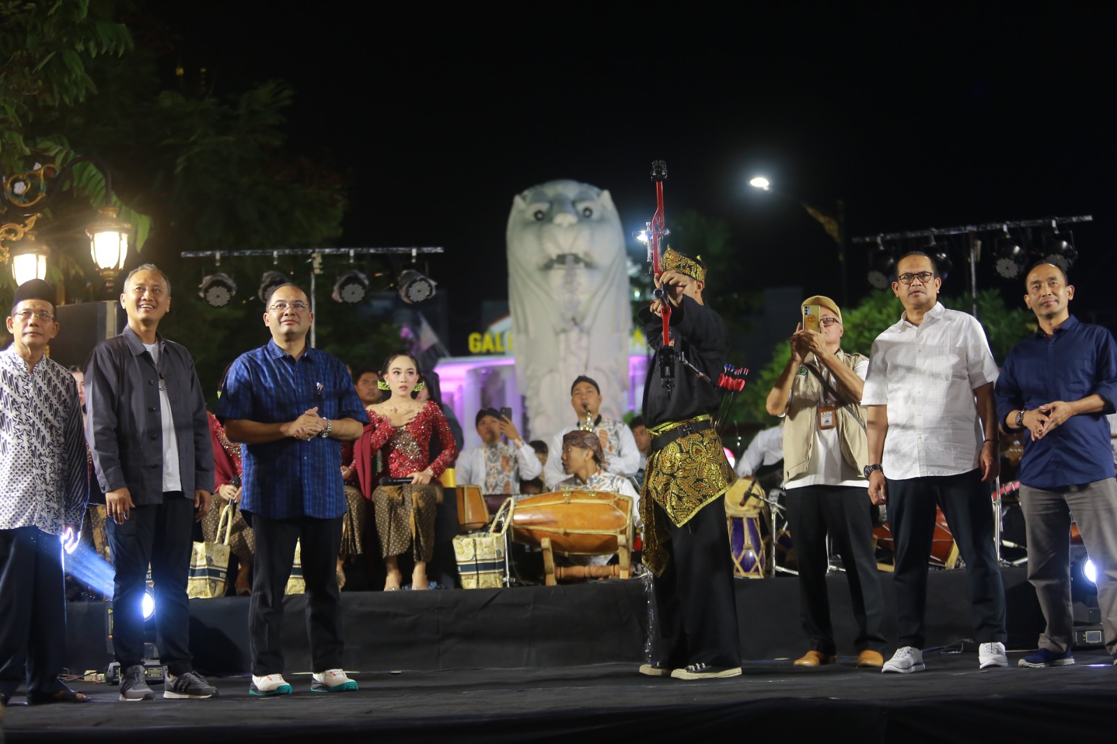 HUT KOTA: Pj Wali Kota Madiun Eddy Supriyanto me-launching logo dan jadwal agenda HJM ke-106 di Pahlwan Street Center, Kamis (6/6) malam lalu. (BAGAS BIMANTARA/JAWA POS RADAR MADIUN)&nbsp;