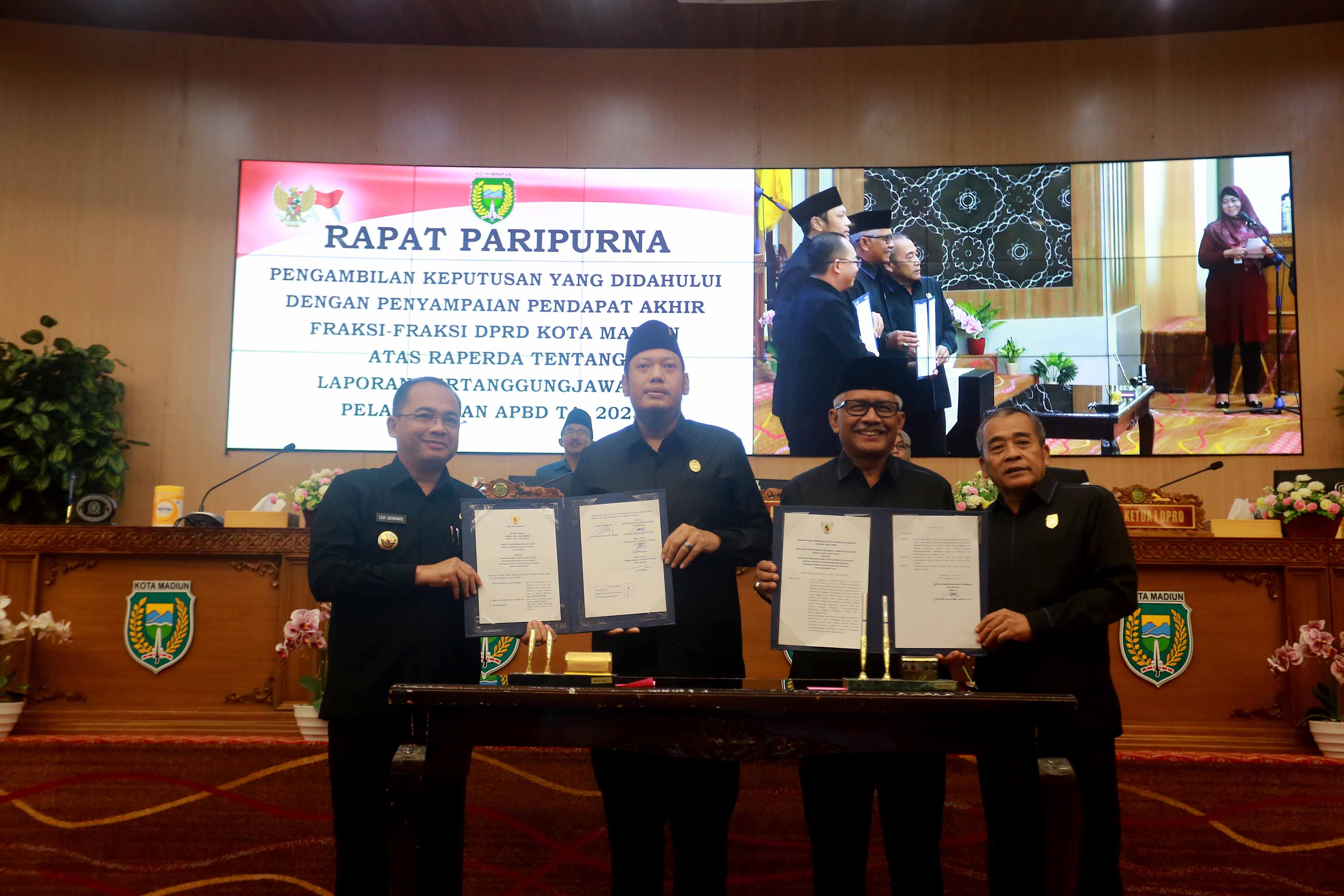 SAH: Pimpinan DPRD dan Pj wali kota menyetujui raperda LPj pelaksanaan APBD 2023 dalam rapat paripuna kemarin (7/6). (BAGAS BIMANTARA/JAWA POS RADAR MADIUN)