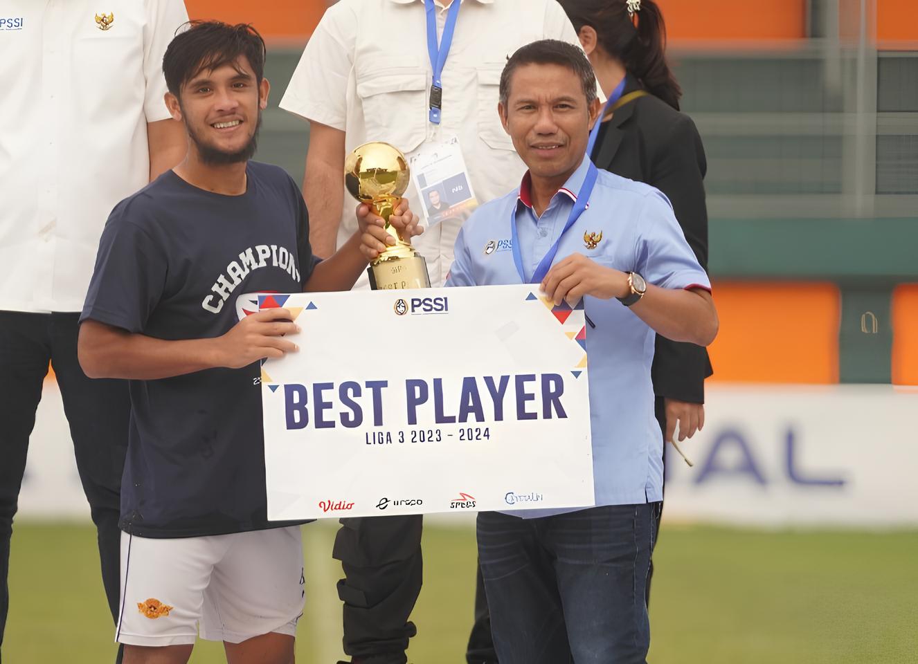 Sehabudin saat menerima trofi pemain terbaik Liga 3 Nasional 2024.