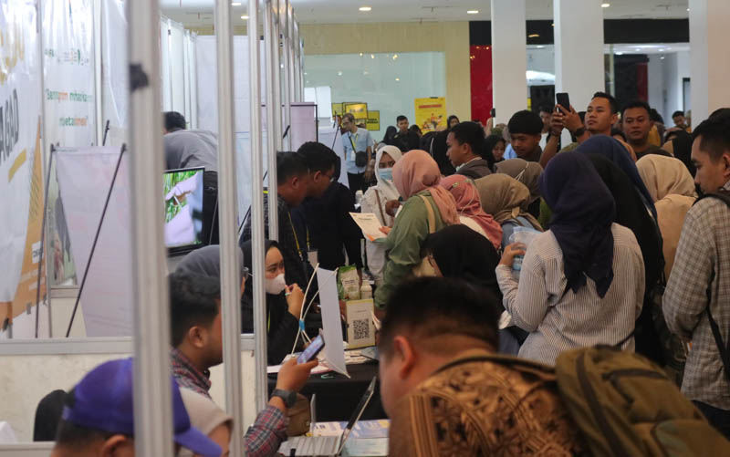 MINIM LAPANGAN PEKERJAAN: Ratusan pencari kerja berebut mendapatkan pekerjaan dalam job fair yang digelar Pemkab Ponorogo beberapa waktu lalu.