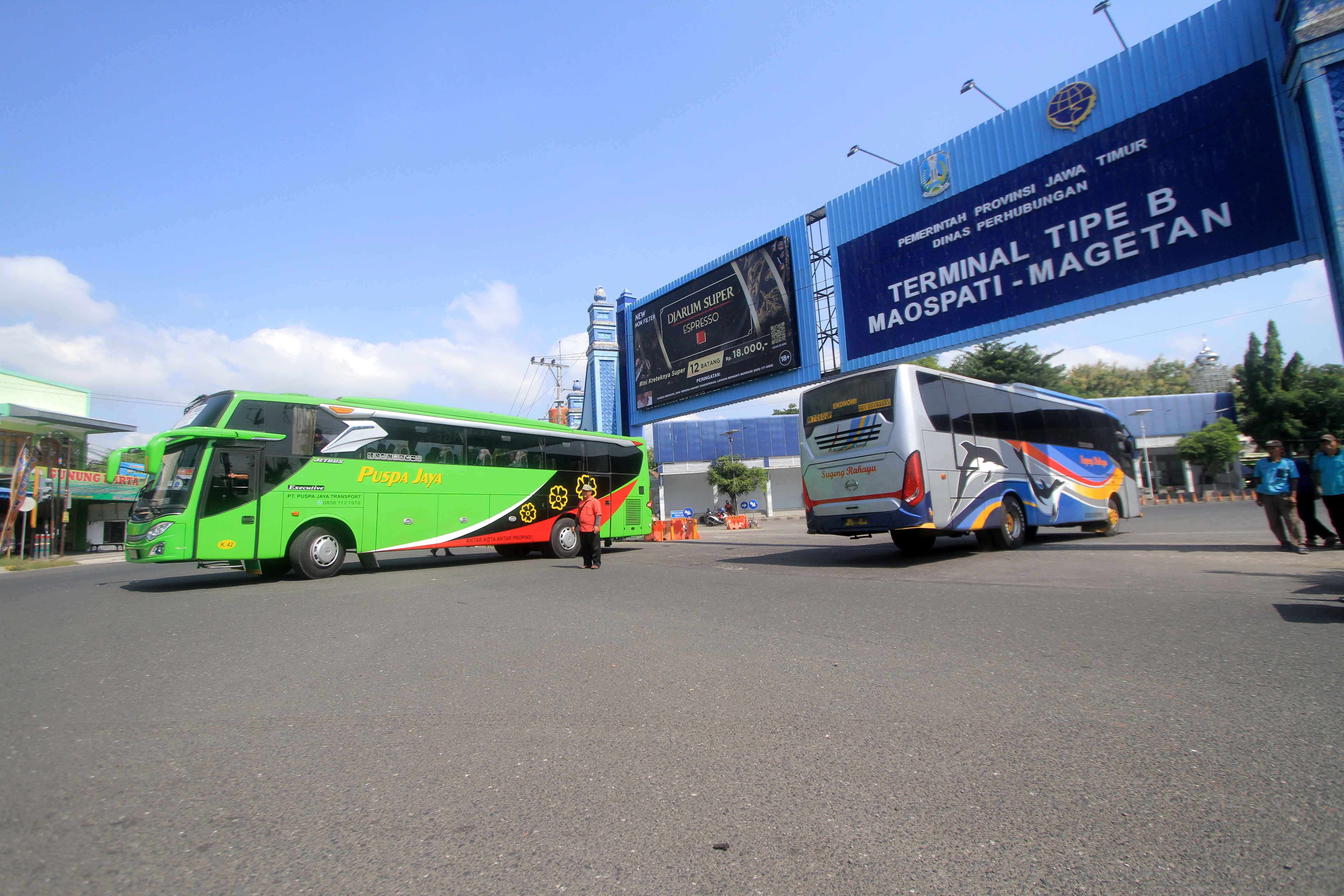 SATU PINTU: Sejumlah bus keluar masuk melalui gerbang utama Terminal Maospati, Magetan, Senin (10/6).