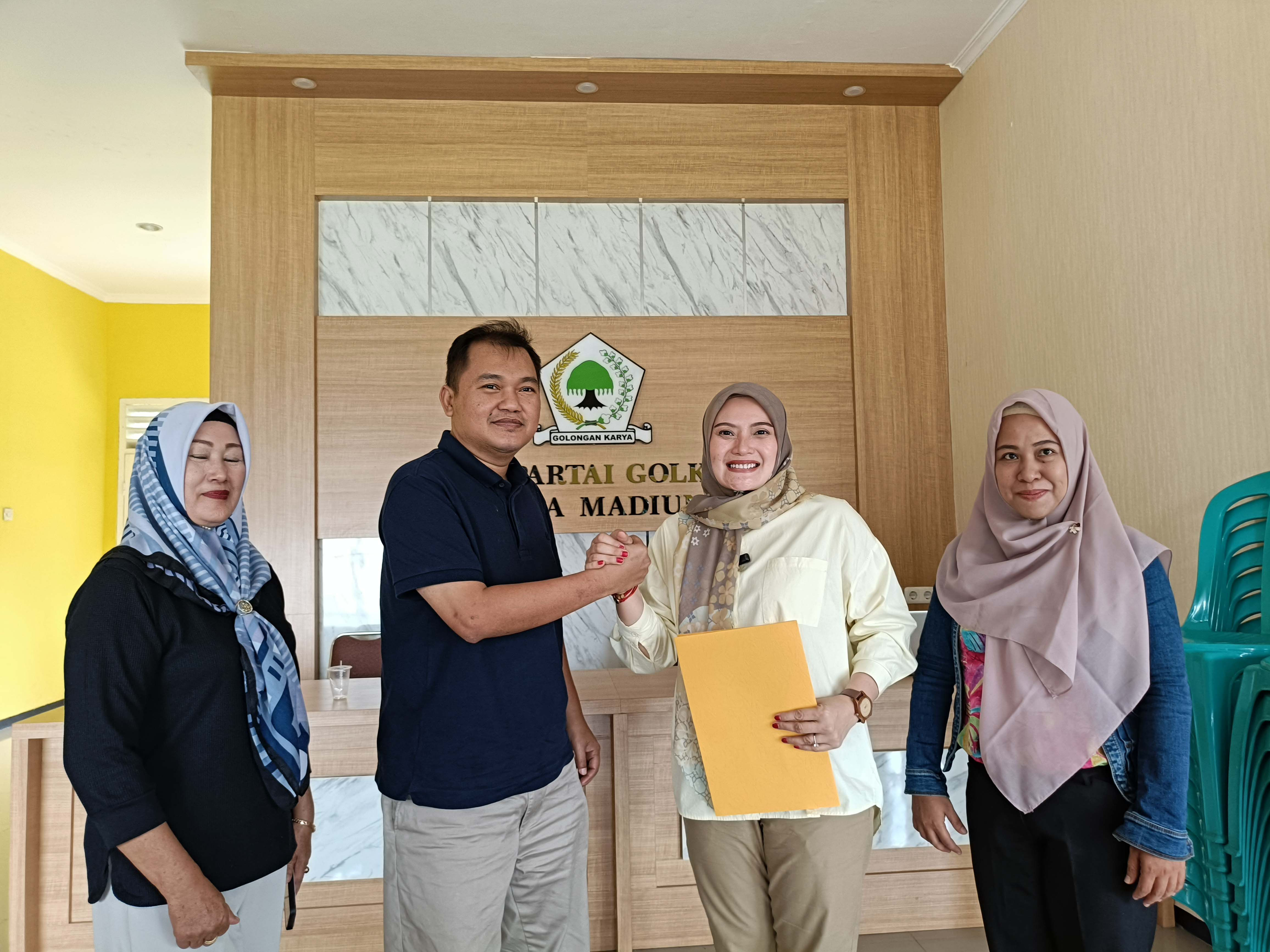 SILATURAHMI POLITIK: Bacawawali Inda Raya AMS bertemu langsung dengan Bagus Rizki Dinarwan di kantor DPD Golkar Kota Madiun, Senin (10/6). (HENGKY RISTANTO/JAWA POS RADAR MADIUN)