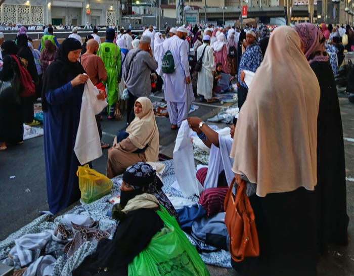 MULAI PADAT: Para PKL di pinggir jalan Makkah ditertibkan seiring mobilitas jemaah calon haji yang meningkat menjelang puncak ibadah haji.