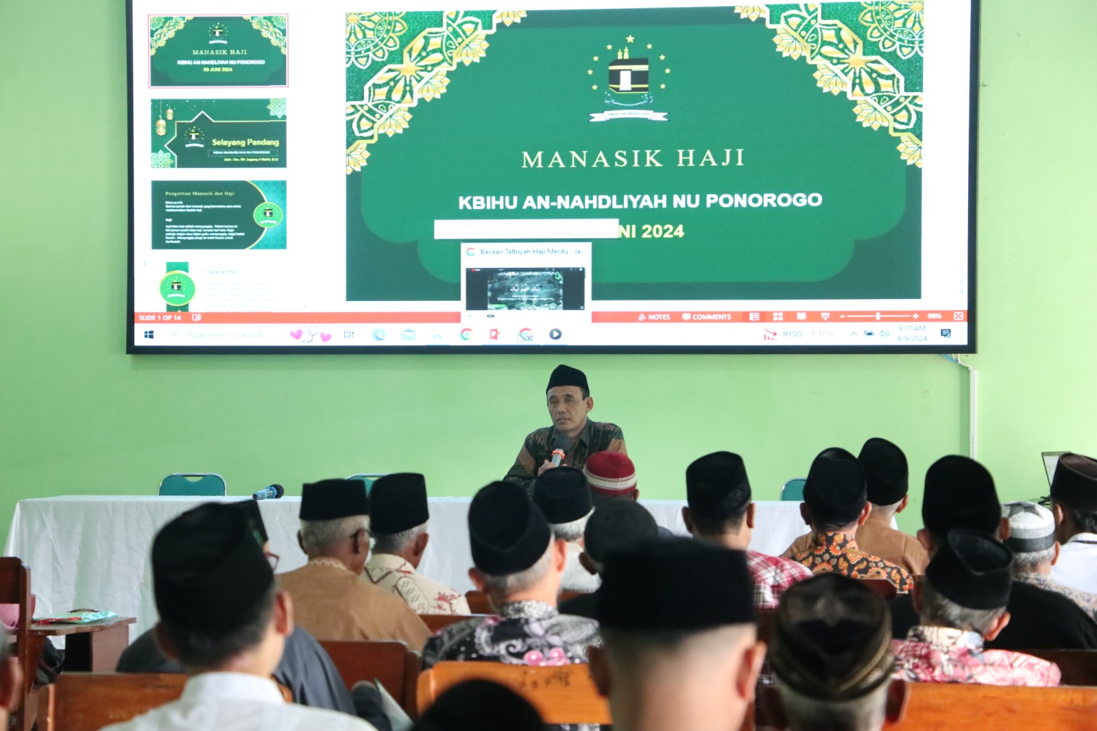 MANASIK: KBIHU memberikan teori tentang ibadah haji dan umrah ke ratusan jemaah bimbingan Uskinu Ponorogo di Gedung Pertemuan INSURI Ponorogo, Minggu (9/6).&nbsp;(SUGENG DWI N./RADAR MADIUN)