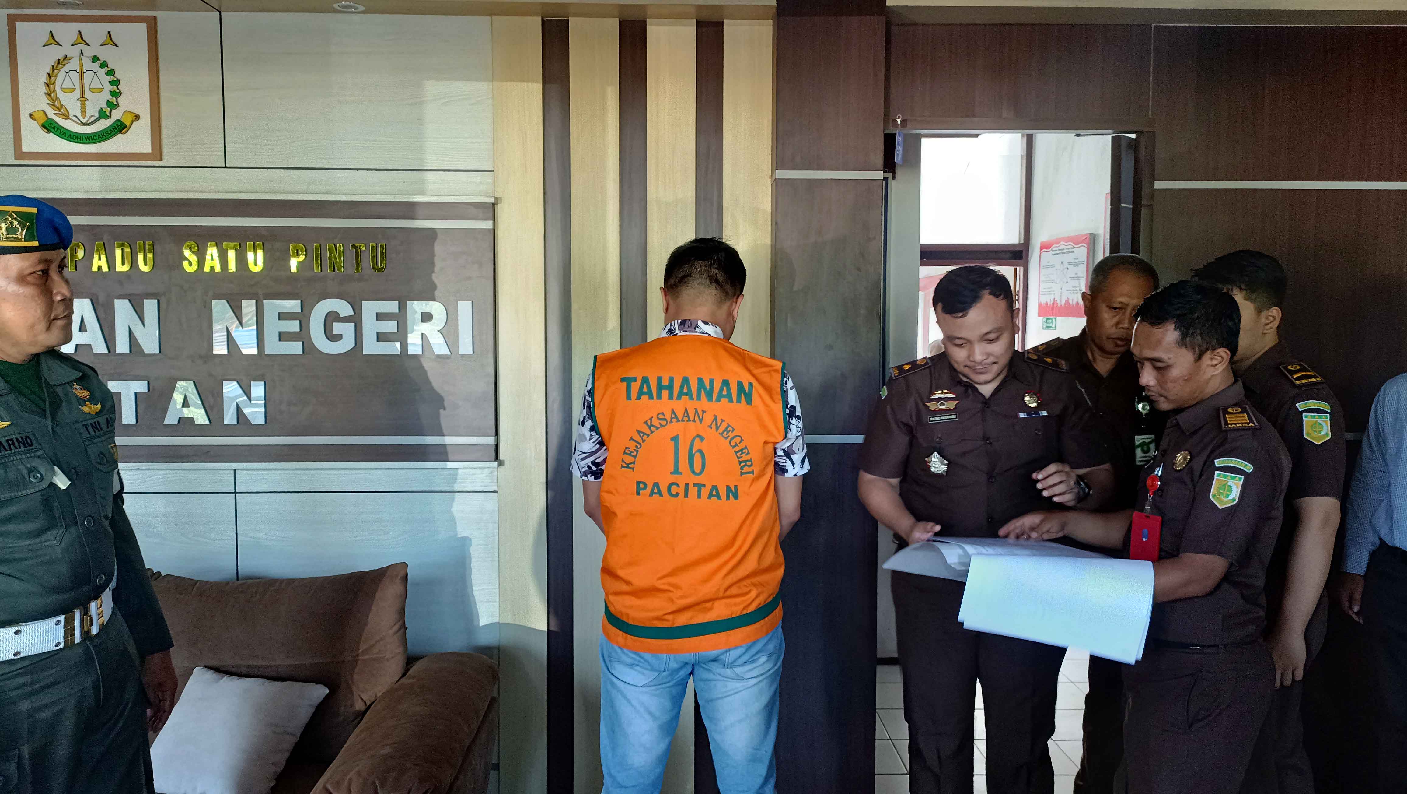 DOYAN JUDI: Kejaksaan Negeri Pacitan merilis oknum manajer BRI Cabang Pacitan yang diduga menilep uang nasabah Rp 1,2 miliar. (NUR CAHYONO/JAWA POS RADAR PACITAN)