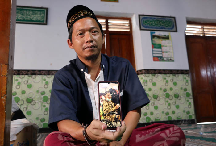 DUKA MENDALAM: Kholil Mansur, putra kedua menunjukan foto ayahnya saat berada di Tanah Suci.