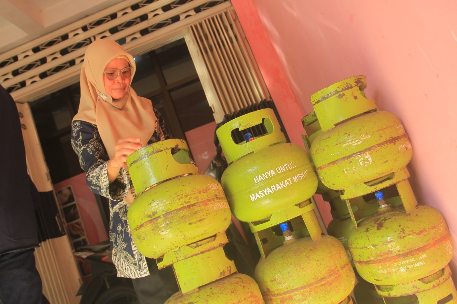SUBSIDI: Kebutuhan tabung elpiji 3 kilogram warga Madiun Raya ditambah menjelang Idul Adha. (BAGAS BIMANTARA/RADAR MADIUN)