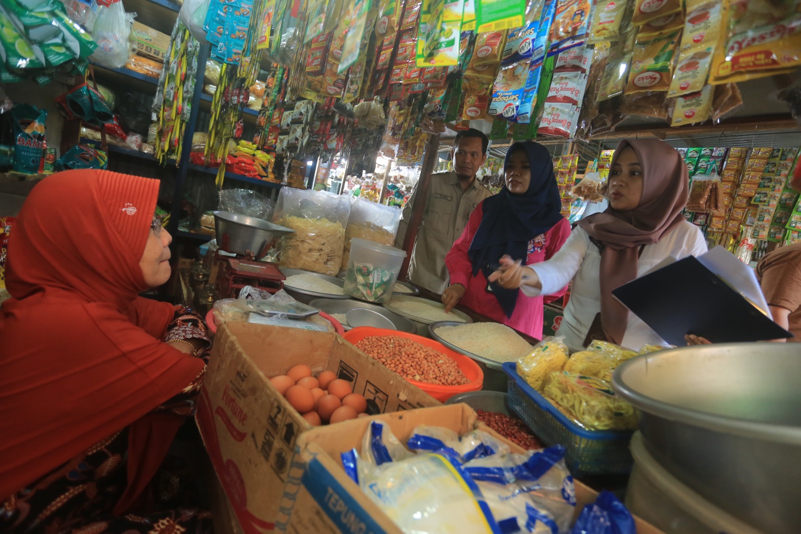 MONITORING: Petugas dari dinas perdagangan meninjau fluktuasi harga dan ketersediaan bahan pokok di tiga pasar tradisional di Kota Madiun, Selasa (11/6). (BAGAS BIMANTARA/RADAR MADIUN)