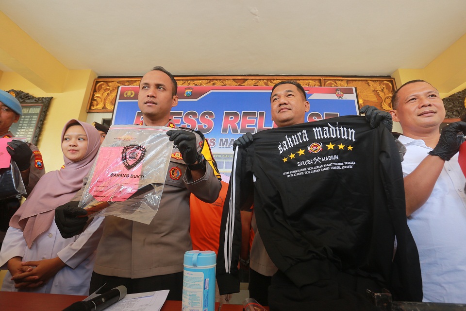 BARANG BUKTI: Polres Madiun ngamanake kaos saka klompok Sakura Madiun. (DOKUMEN/RADAR MADIUN)