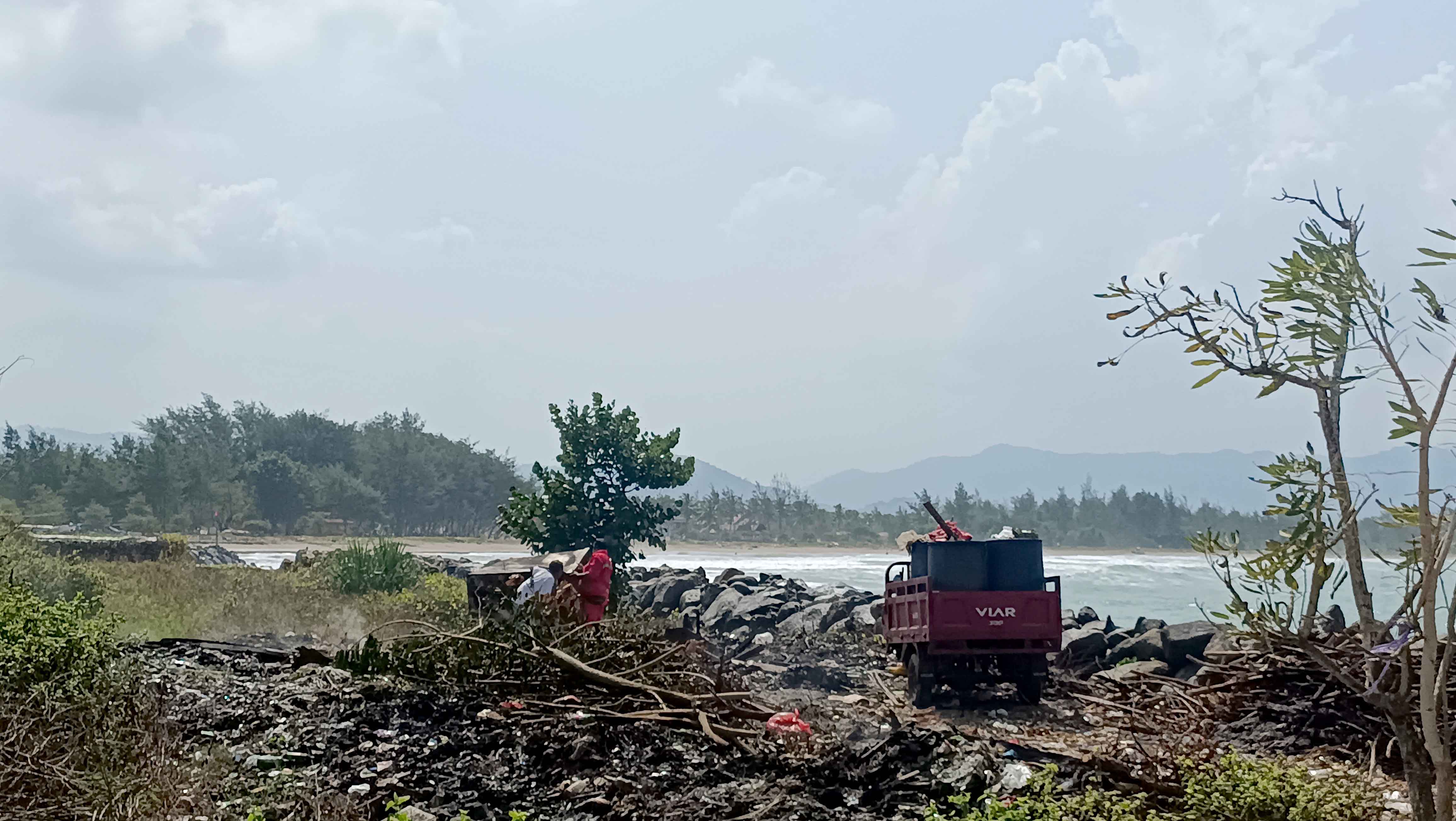 KUMUH: Kendaraan roda tiga terlihat membuang sampah di kawasan PPP Tamperan Pacitan yang dikelola Prmprov Jatim. (NUR CAHYONO/RADAR PACITAN)