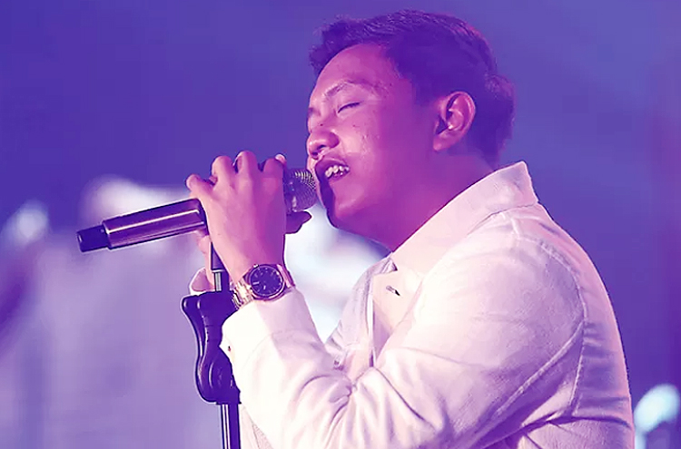 Denny Caknan di sebuah konser.