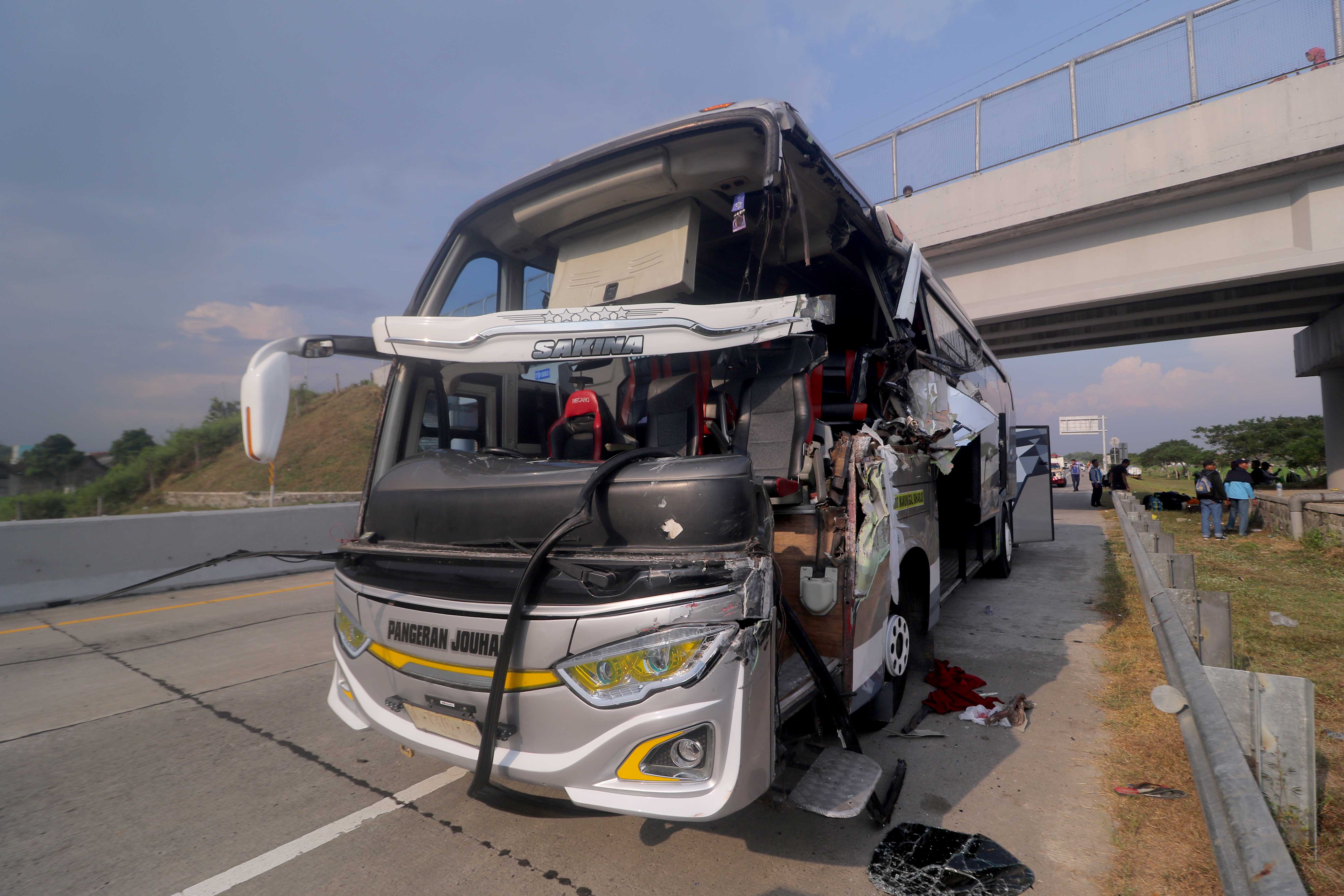 LAKA: Bus PO Pangeran Jouhan mengalami kerusakan setelah menabrak truk tangki di Jalan Tol Ngawi-Kertosono.&nbsp;(R. BAGUS RAHADI/RADAR MADIUN)