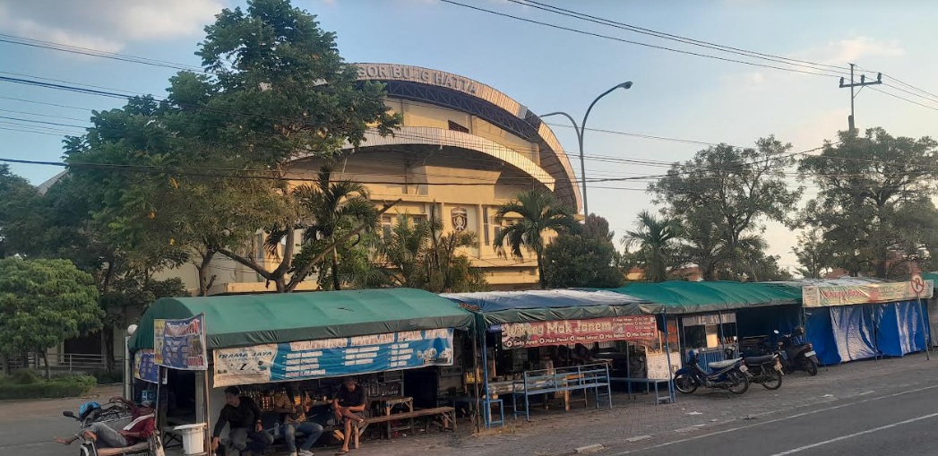 PENATAAN: Lokasi berjualan pedagang kaki lima di GOR Bung Hatta, Ngawi, bakal direlokasi.