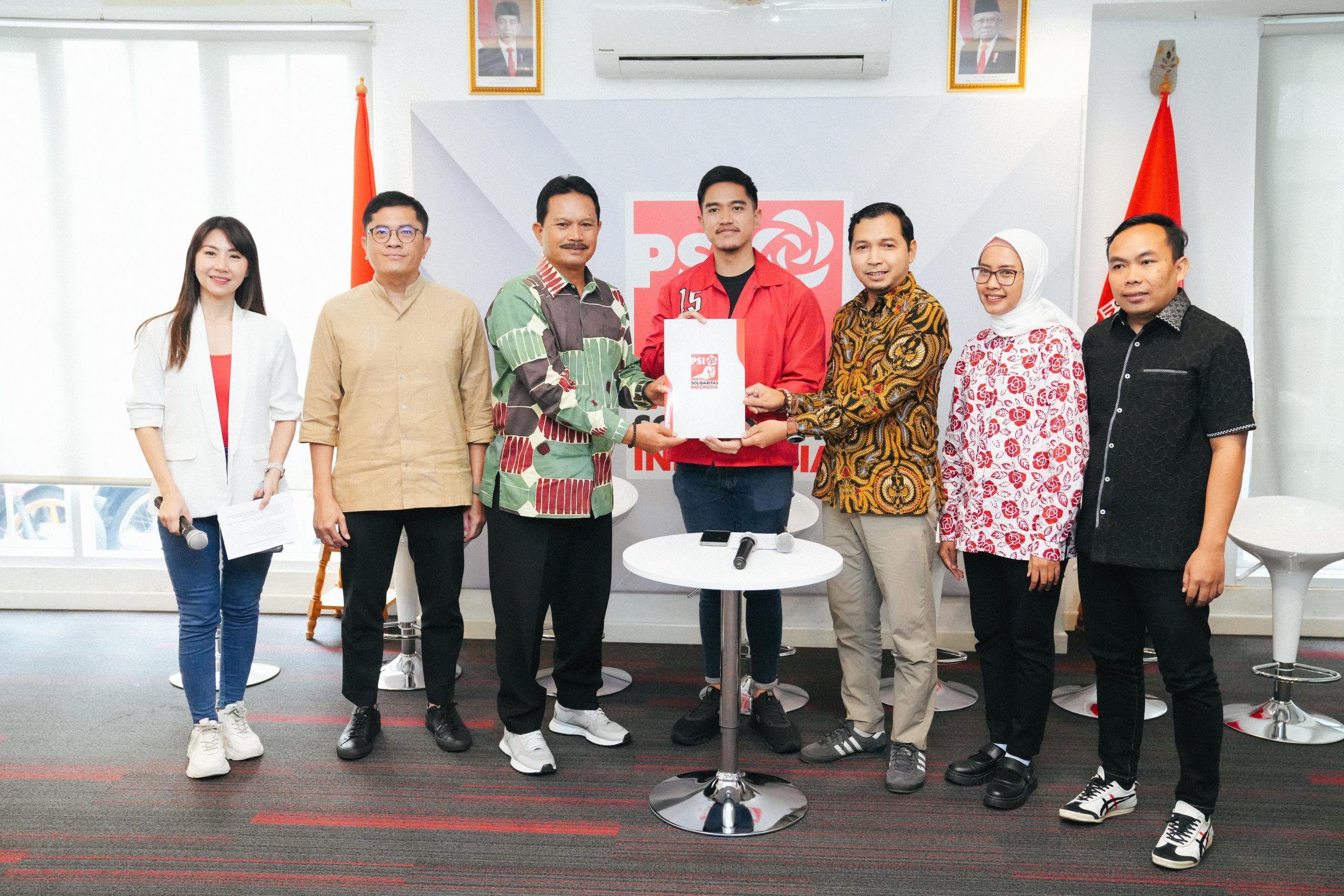 REKOM: Ketum PSI Kaesang Pangarep memberikan rekomendasi kepada Maidi dan F Bagus Panuntun sebagai pasangan calon wali kota-wakil wali kota Madiun. (FOTO: PSI.ID)