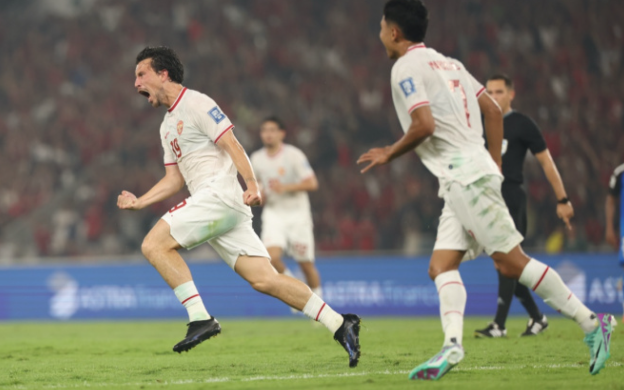 EMOSIONAL: Thom Haye merayakan golnya ke gawang Filipina, Selasa (11/6). (PSSI)