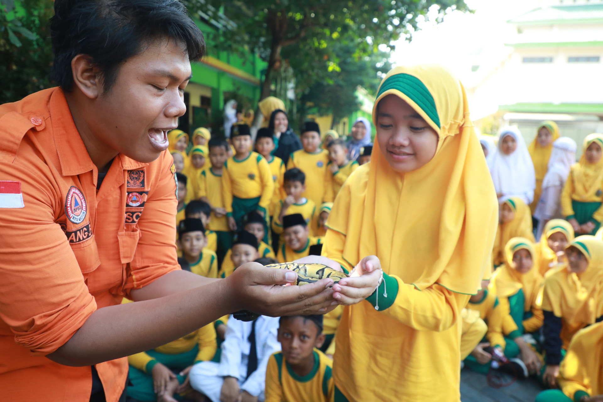 ANTUSIAS: Sejumlah siswa saat mengikuti edukasi kebencanaan dan animal rescue, Rabu (12/6). (KOMINFO KOTA MADIUN)