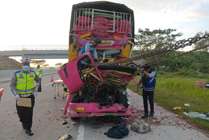 RINGSEK: Kondisi truk bernopol H 9864 GK usai menumbur truk box L 8808 UA di Tol Ngawi-Solo, Selasa (11/6).