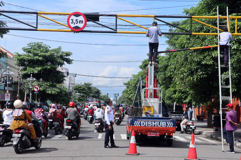 PELANGGARAN: Portal dan rambu pembatas ketinggian kendaraan di Jalan HOS Cokroaminoto Ponorogo kerap dilanggar kendaraan besar.