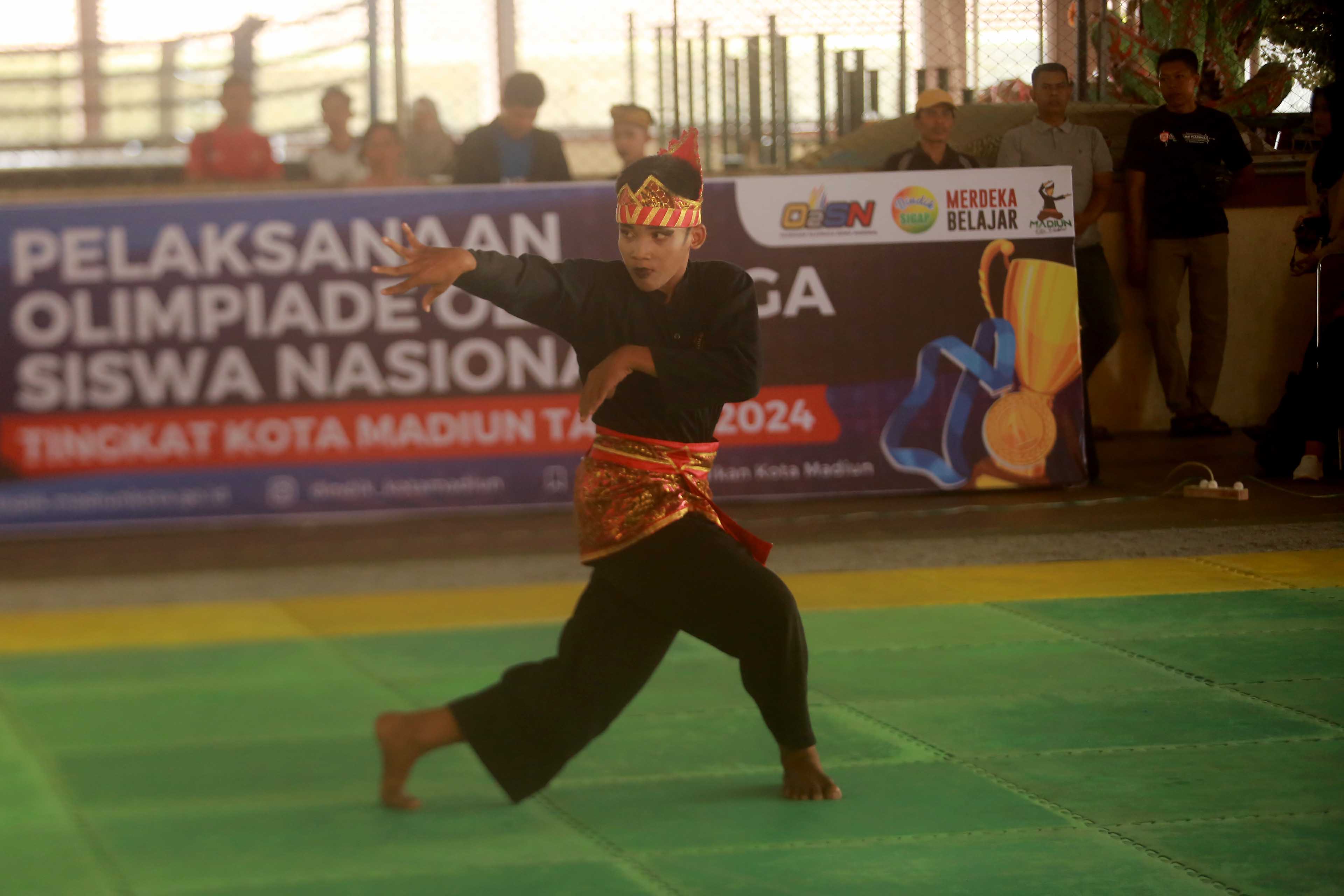 TAK ADA NOMOR TANDING: Salah satu momen O2SN Kota Madiun 2024 di cabor pencak silat, Rabu (12/6). (BAGAS BIMANTARA/RADAR MADIUN)