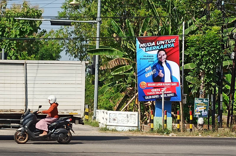 PERKENALKAN DIRI: Baliho bacawabup Segoro Luhur Kusumo Daru mulai terpasang di sejumlah titik di Ponorogo.