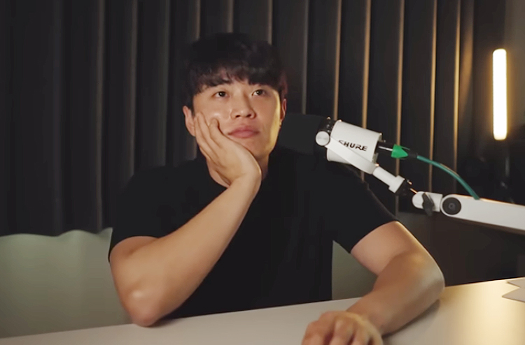 Jang Hansol di unggahan terbaru kanal YouTube-nya.