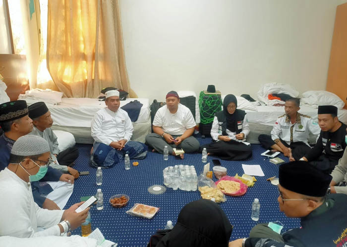 DISKUSI: Uskinu Ponorogo bersama ketua kloter musyawarah hingga diputuskan tanazul.