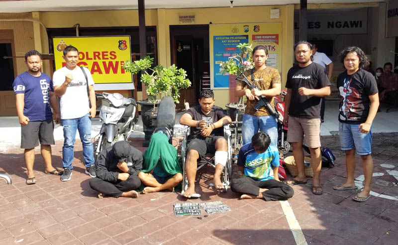 CURANMOR: Romzi dan anggota komplotan curanmornya hanya bisa tertundduk saat di Mapolres Ngawi, Rabu (12/6).