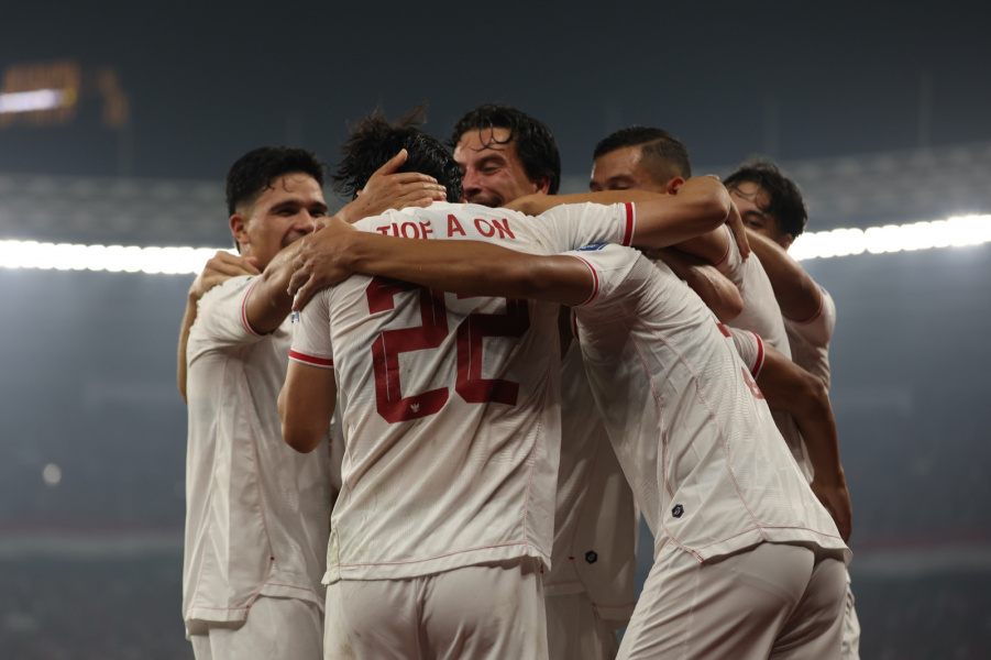 RAYAKAN GOL: Para pemain Timnas Indonesia merayakan gol ke gawang Filipina, Selasa (11/6). (PSSI)