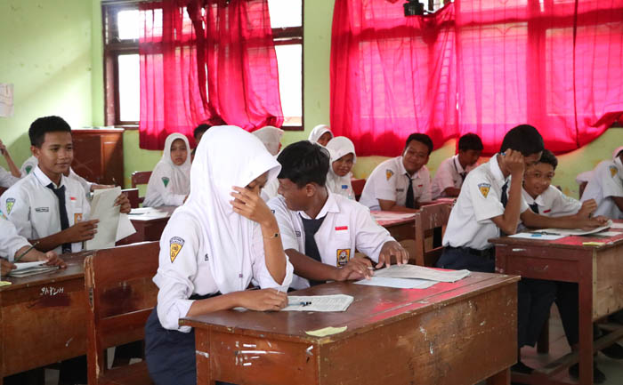 Ilustrasi foto : Sejumlah siswa SMP di Ponorogo saat mengikuti proses belajar mengajar di dalam kelas.